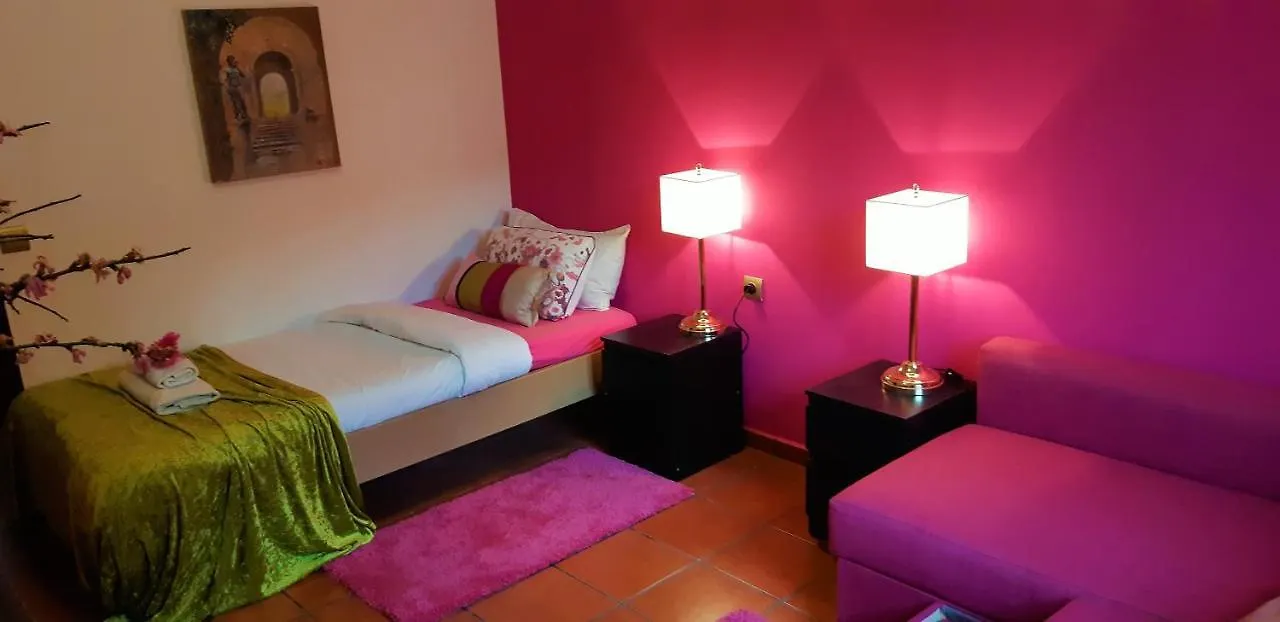 לינה וארוחת בוקר סיטגס Ashram Villa Sunshine